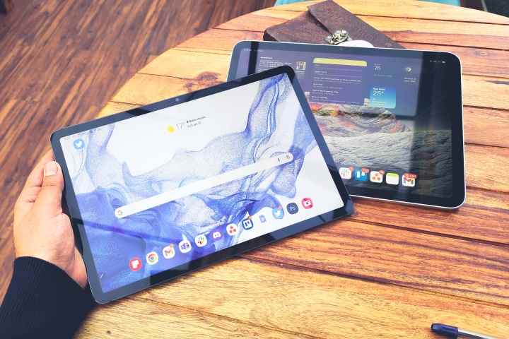 Galaxy Tab S8, onuncu nesil iPad'in üzerinde bir açıyla duruyor.