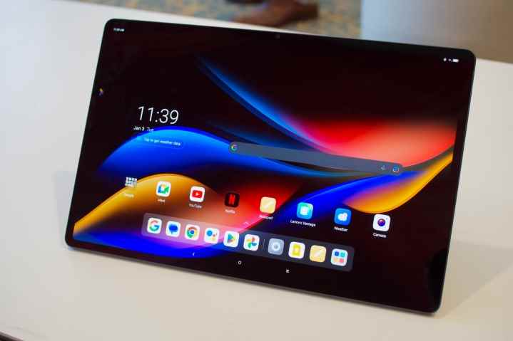 Bir masanın üzerinde oturan Lenovo Tab Extreme.