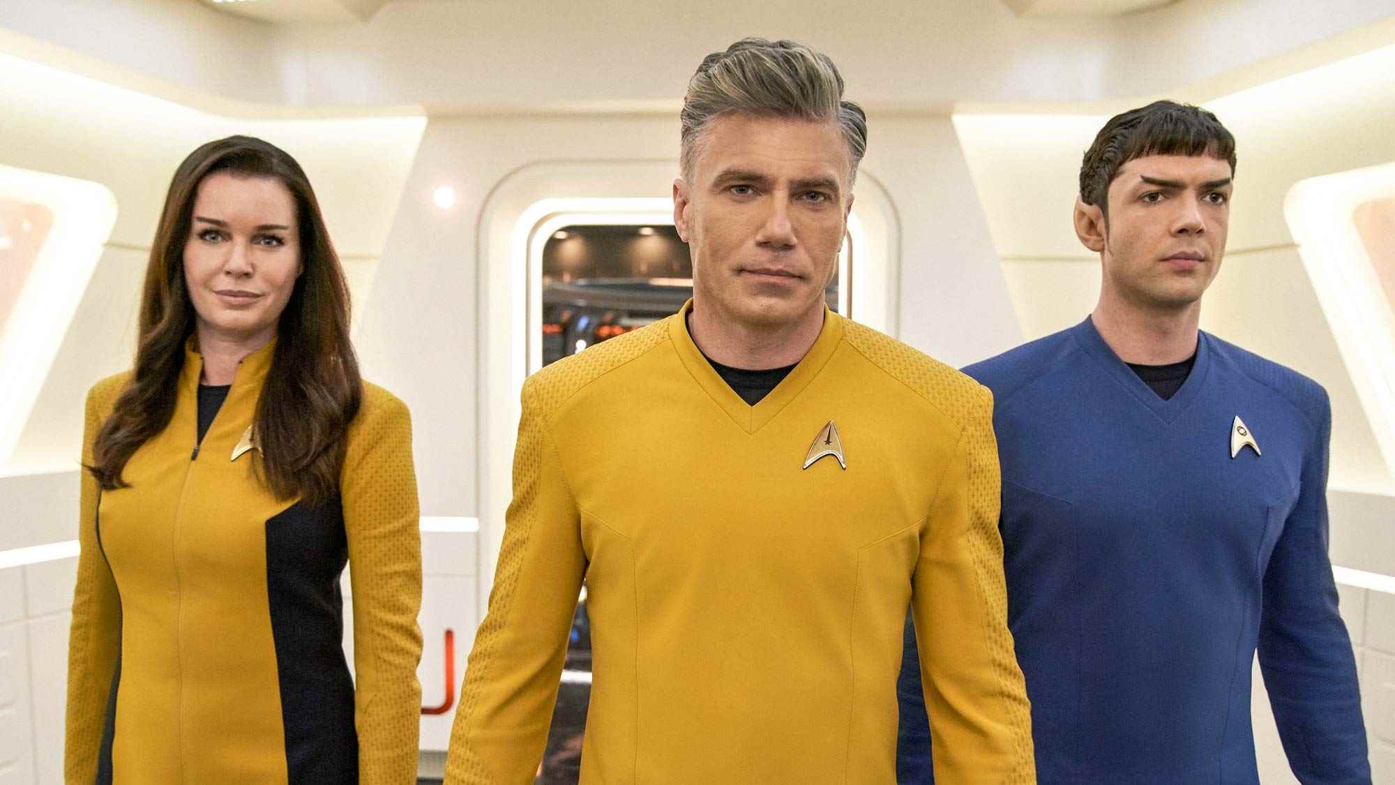 (Soldan Sağa) Star Trek: Strange New Worlds'de Bir Numara rolünde Rebecca Romijn, Kaptan Christopher Pike rolünde Anson Mount ve Bilim Subayı Spock rolünde Ethan Peck