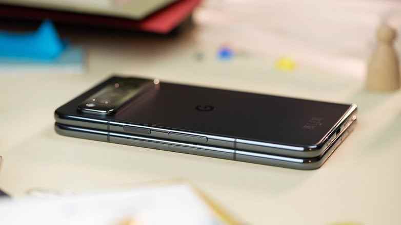 Google Pixel Fold masanın üzerinde kapalı duruyor