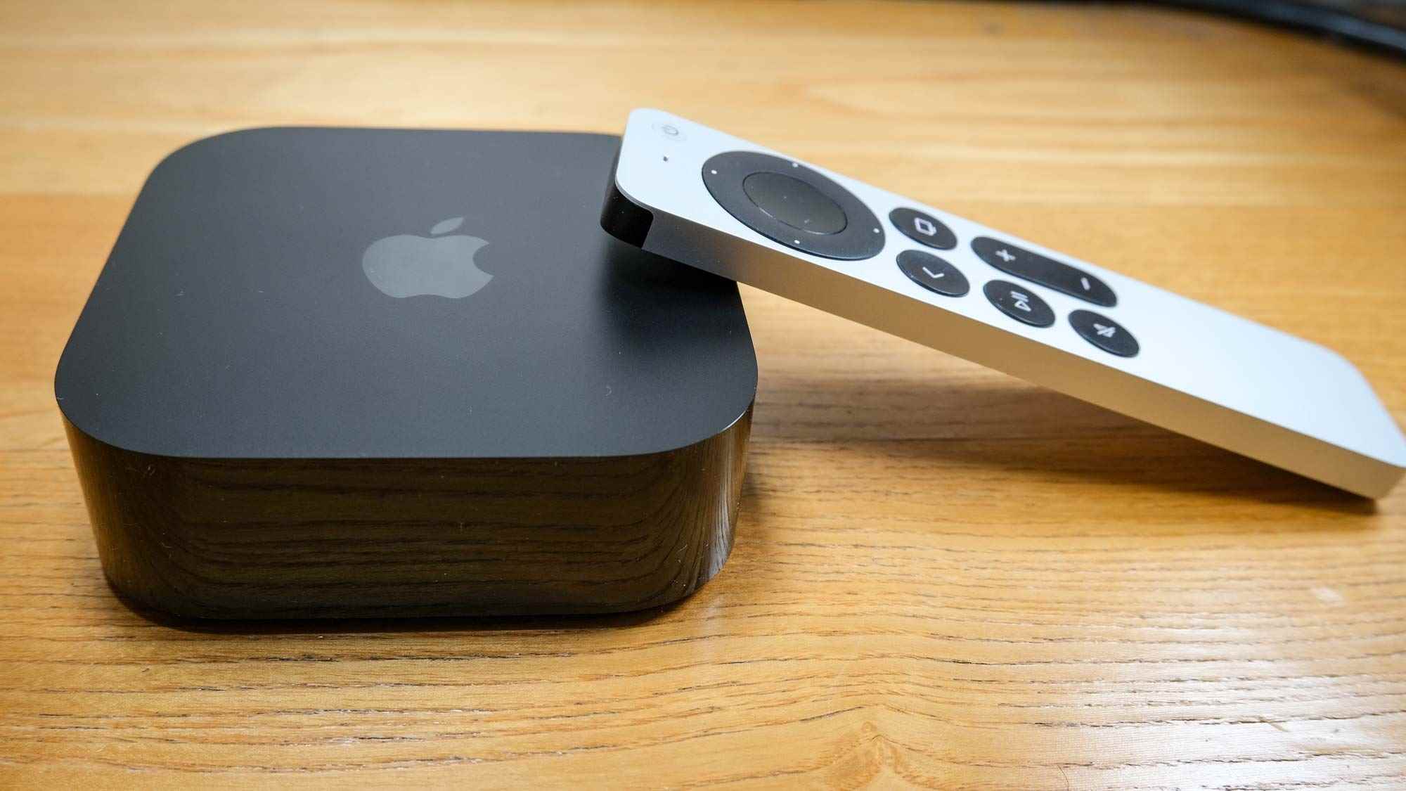 Apple TV 4K (2022), sağ tarafında Siri uzaktan kumandası destekli.