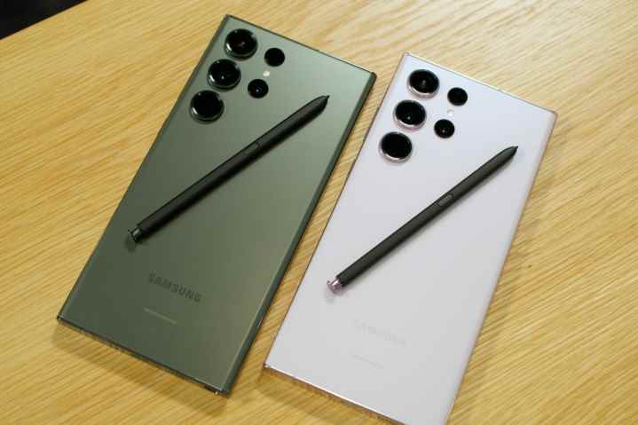 Arkalarında S Pen bulunan iki Samsung Galaxy S23 Ultra telefon.