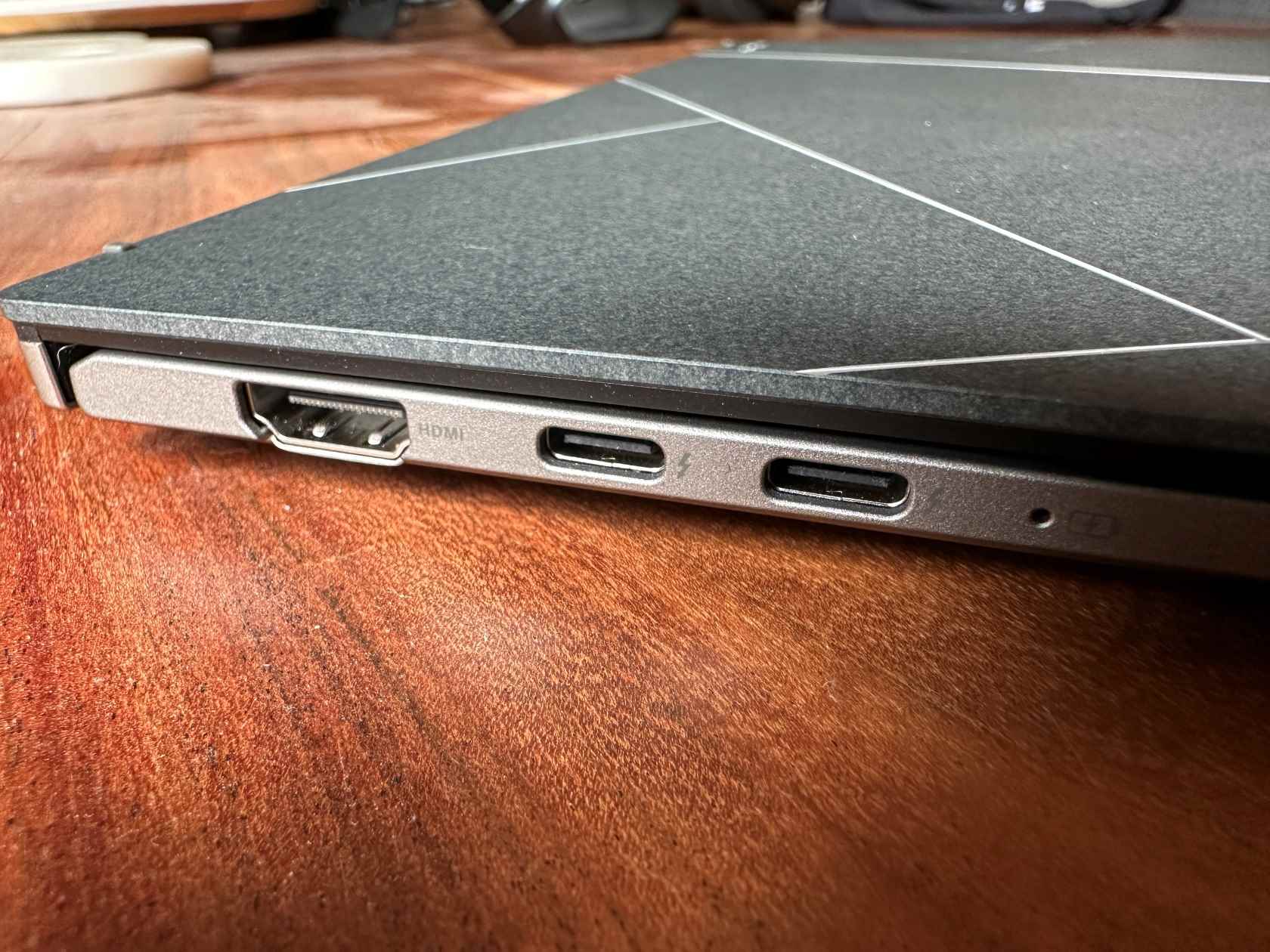 Asus Zenbook S 13 OLED sol bağlantı noktaları