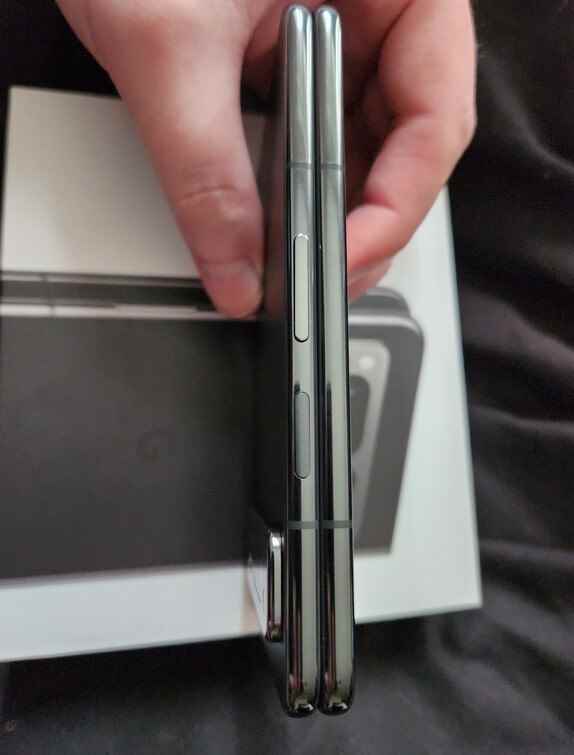 Birleşik Krallık'taki beyefendi Pixel Fold'unu birkaç gün erken alıyor ve telefonun nasıl boşluk bırakmadan aynı hizada kapandığını gösteriyor - Adam Pixel Fold'unu erken alıyor, tek bir özelliğin Samsung'tan geçiş yapmaya değer olduğunu söylüyor