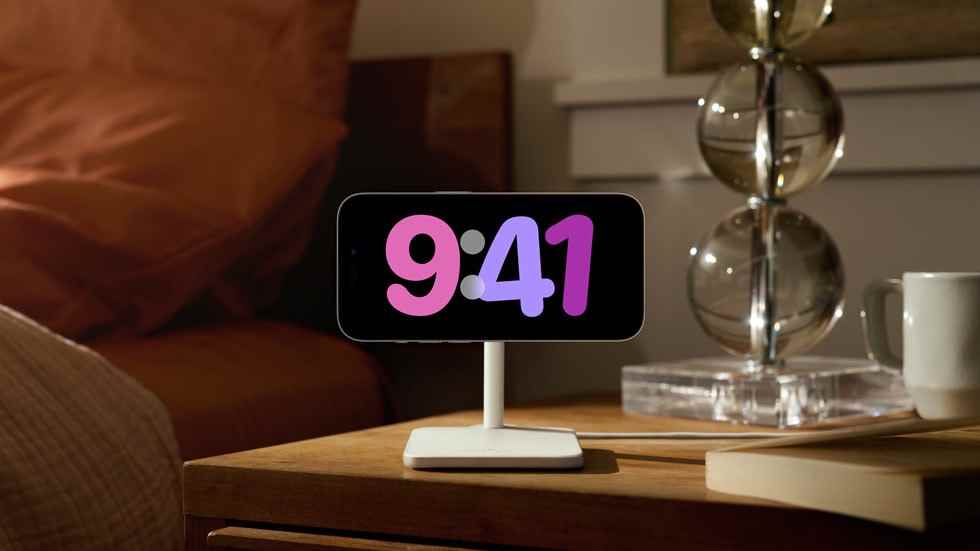 iOS 17 ile Bekleme modunu gösteren MagSafe şarj cihazındaki iPhone.