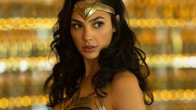 Wonder Woman sol omzunun üzerinden şüpheyle bakıyor.