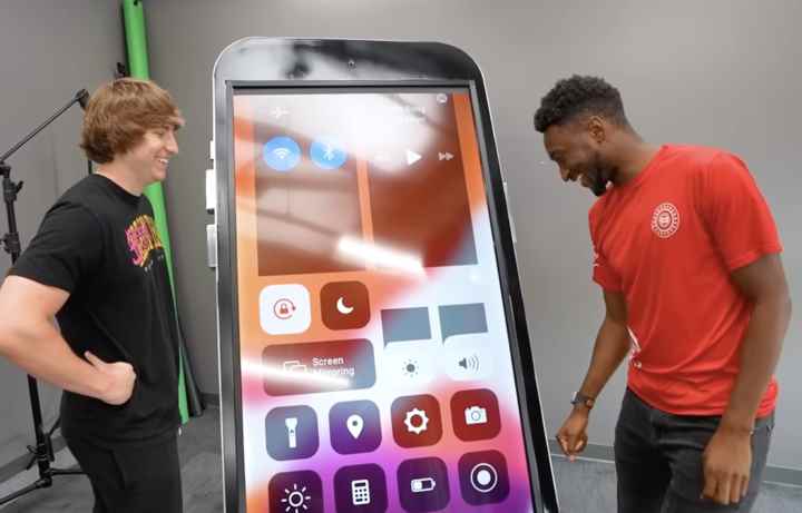 İzleyin: YouTuber dünyanın en büyük 'çalışan iPhone'unu' yapıyor