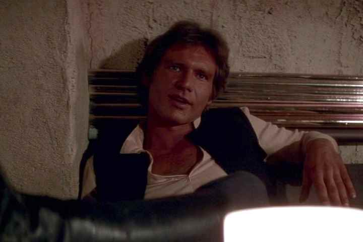 Han Solo, Star Wars: Yeni Bir Umut'ta bir kantin standında uzanıyor.