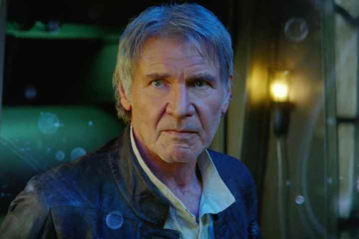 Han Solo, Star Wars: The Force Awakens'da Millennium Falcon'da duruyor.
