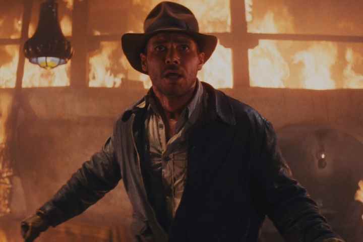 Indiana Jones, Raiders of the Lost Ark'ta yanan bir binada duruyor.