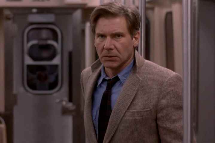 Harrison Ford, The Fugitive'de bir trende duruyor.