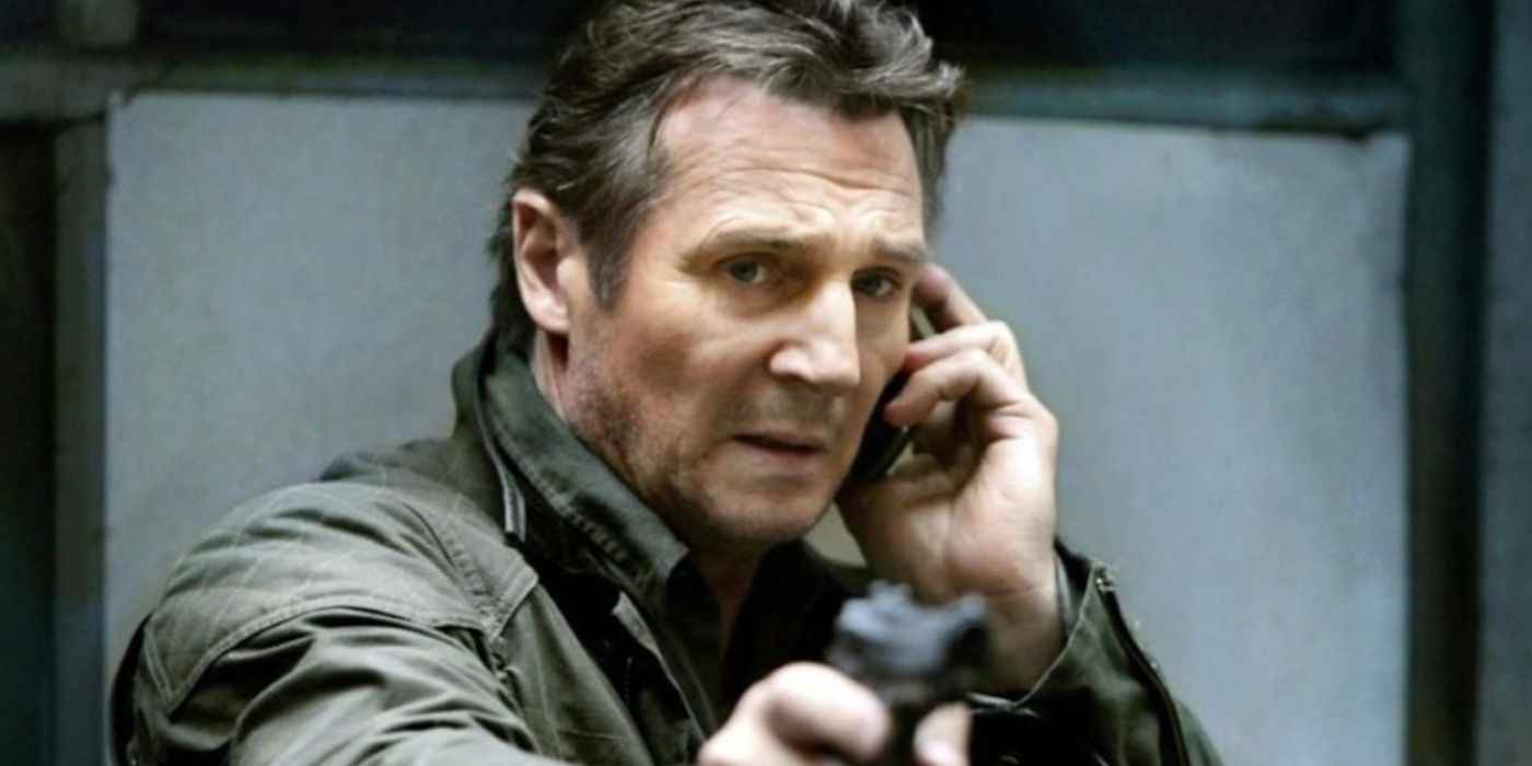 Liam Neeson telefonda Taken'da Bryan Mills rolünde.