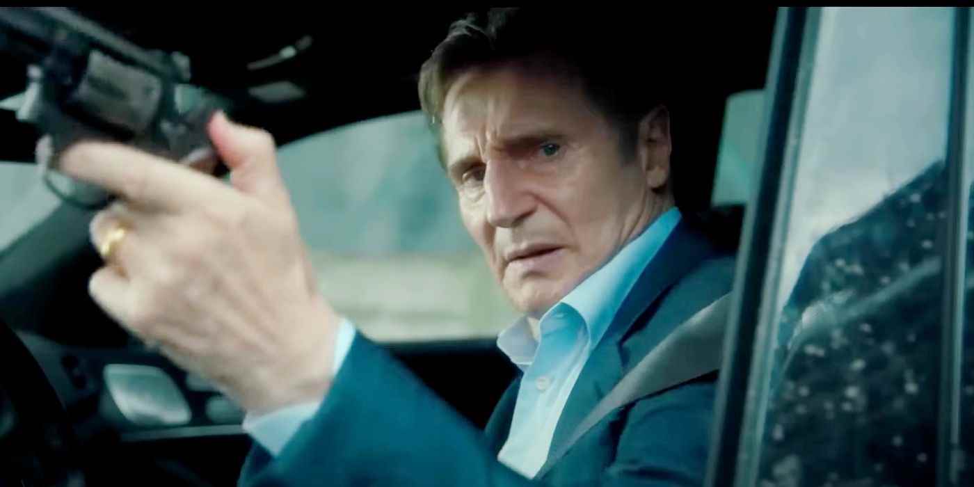 Liam Neeson, Retribution'da bir arabada oturuyor ve elinde bir silah tutuyor.