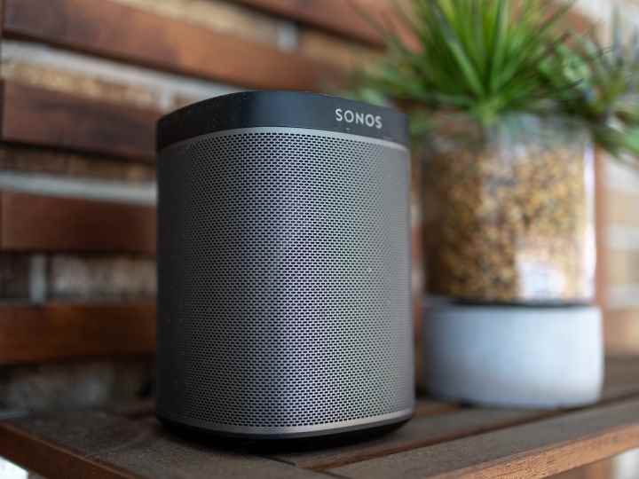 Dışarıdaki bir rafta bir Sonos Play:1.