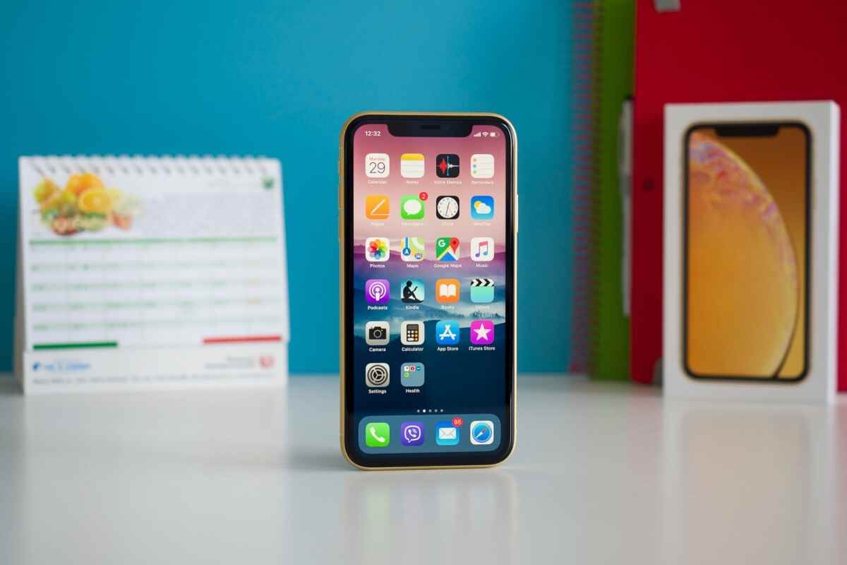 Hayır, iPhone SE 4'ün iPhone XR'ye (burada resmedilmiştir) benzeyip benzemeyeceği konusunda hâlâ bir fikrimiz yok.  - Yine başka bir rapor, 2025 OLED iPhone SE 4 lansmanını öngörüyor, ancak hiçbir şey kesin değil