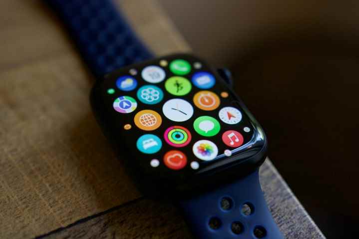 Uygulama Kitaplığını gösteren Apple Watch Series 8.