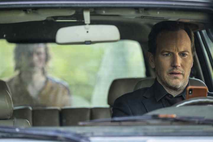 Insidious: The Red Door'da Patrick Wilson'ın arabasının arkasında bir hayalet duruyor.