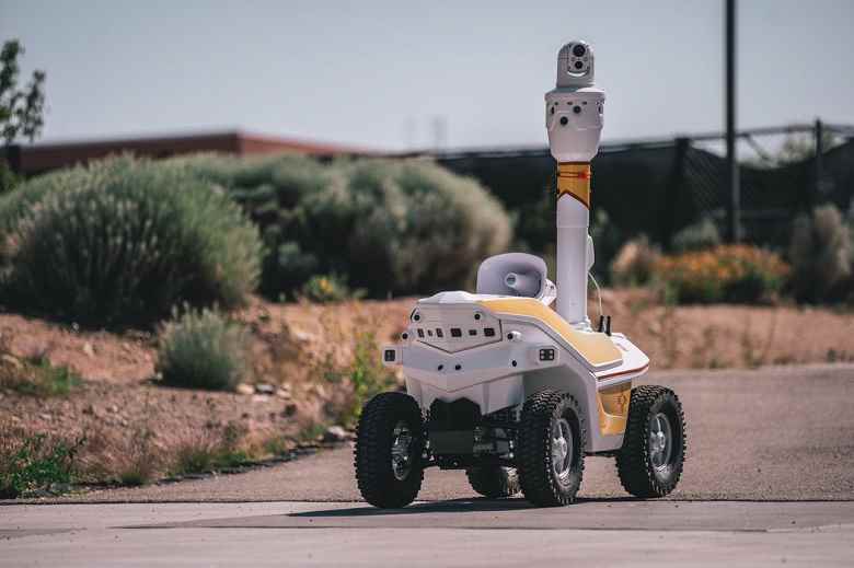 ABD'de robotlar, güvenliği artırmak için bazı okulların topraklarında devriye gezmeye başladı. 