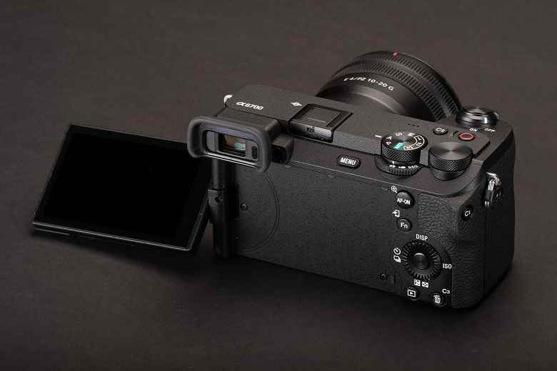 APS-C sensörlü amiral gemisi aynasız fotoğraf makinesi Sony a6700 tanıtıldı.  Sony a6600 ile aynı fiyat, ancak daha küçük ve yeni sensörlü