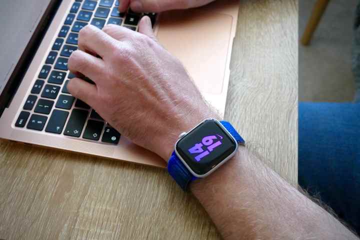 Apple Watch SE 2 takan ve MacBook'ta yazan adam.