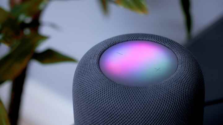 Bir ev ofisinde Apple HomePod 2023.