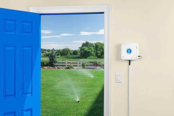 Rachio IRO akıllı sprinkler duvara monte edilmiştir.