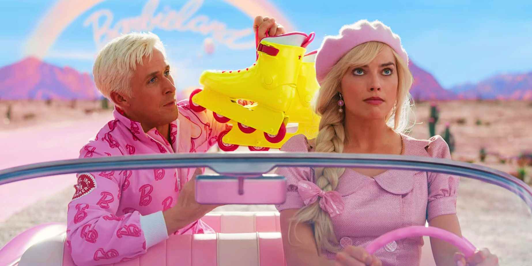 Barbie filminde Ken ve Barbie arabada