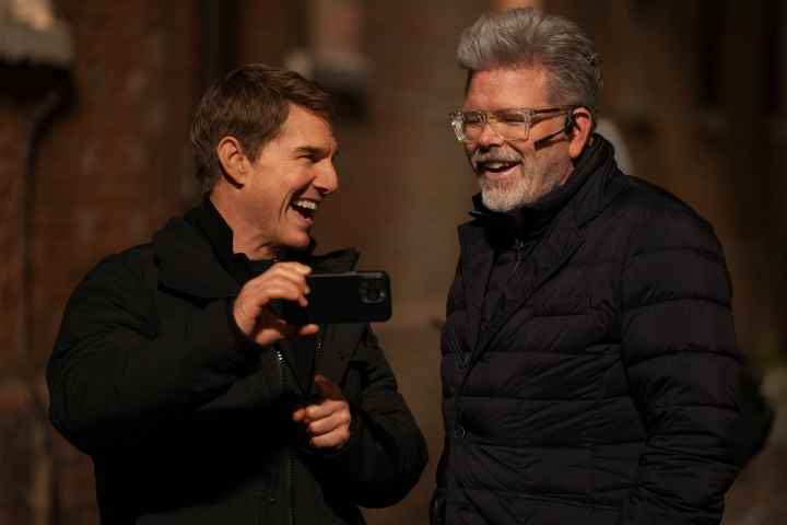 Tom Cruise ve Christopher McQuarrie, Mission: Impossible - Dead Reckoning Part One setinde birlikte gülüyorlar.