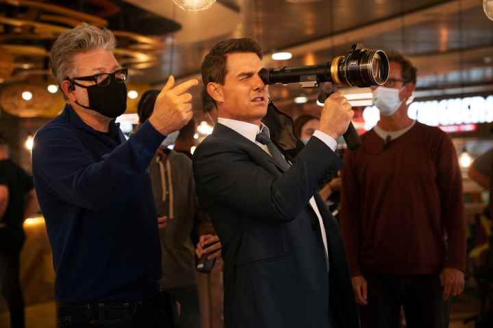 Christopher McQuarrie, Mission: Impossible - Dead Reckoning Part One setinde Tom Cruise'un arkasında duruyor.