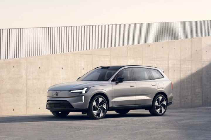 2024 Volvo EX90'ın önden üç çeyrek görünümü.