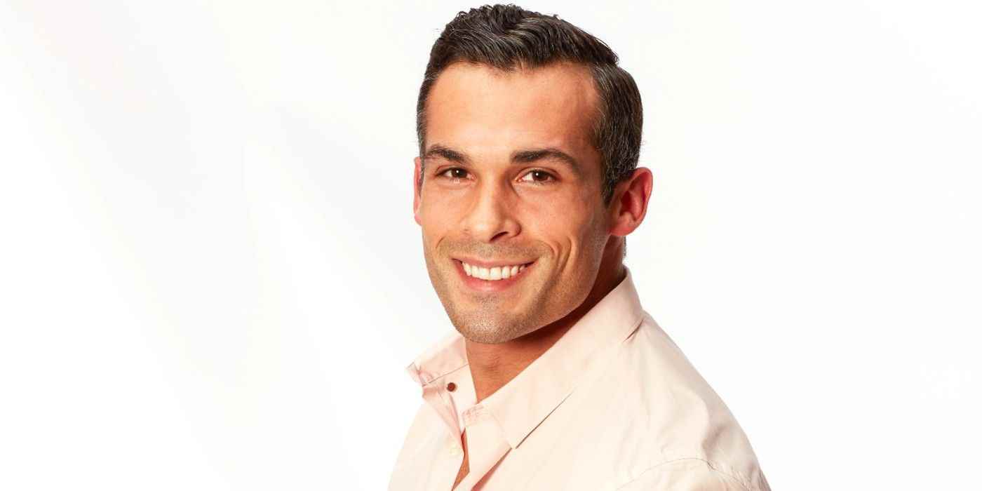 The Bachelorette Season 16'dan Yosef Aborady beyaz arka planda gülümsüyor