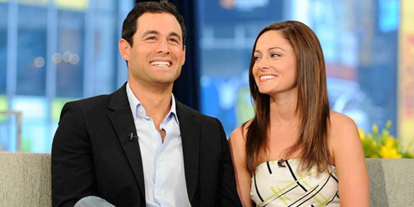 Jason Mesnick ve Molly Malaney birlikte oturuyor ve gülümsüyorlar