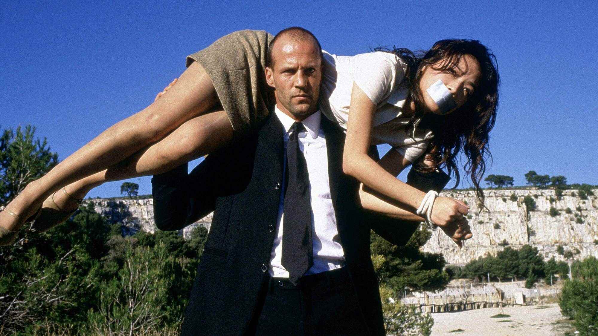 Jason Statham, The Transporter'da Shu Qi'yi omuzlarında taşıyor