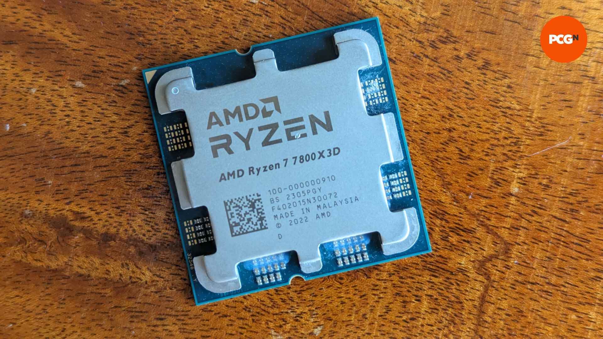 AMD Ryzen 7 7800X3D incelemesi: CPU ahşap bir yüzeye dayanıyor