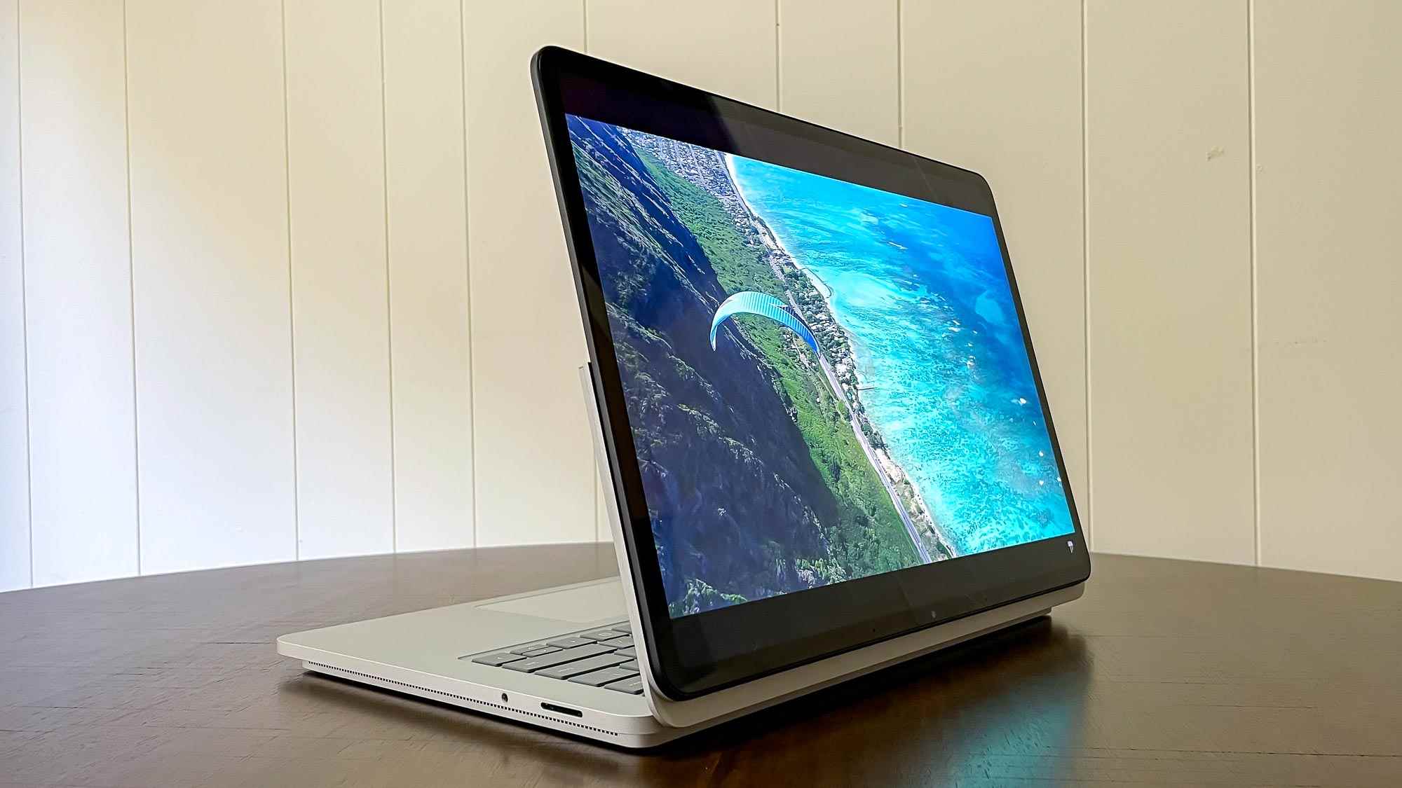 Microsoft Surface Laptop Studio, ekran klavyeden uzağa bakacak şekilde yukarı çevrildi