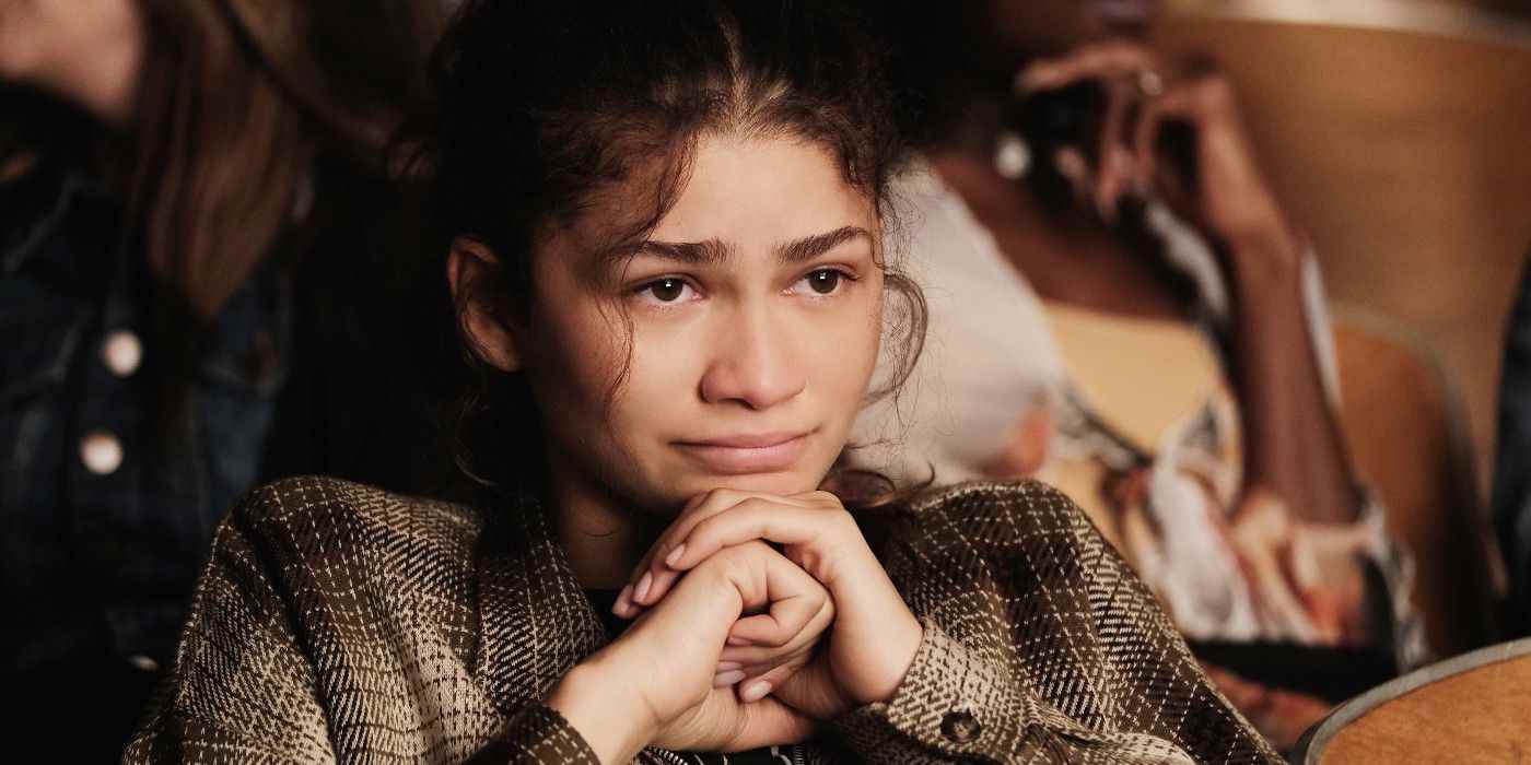 Zendaya, Euphoria S2'de okul oditoryumunda oturan Rue rolünde