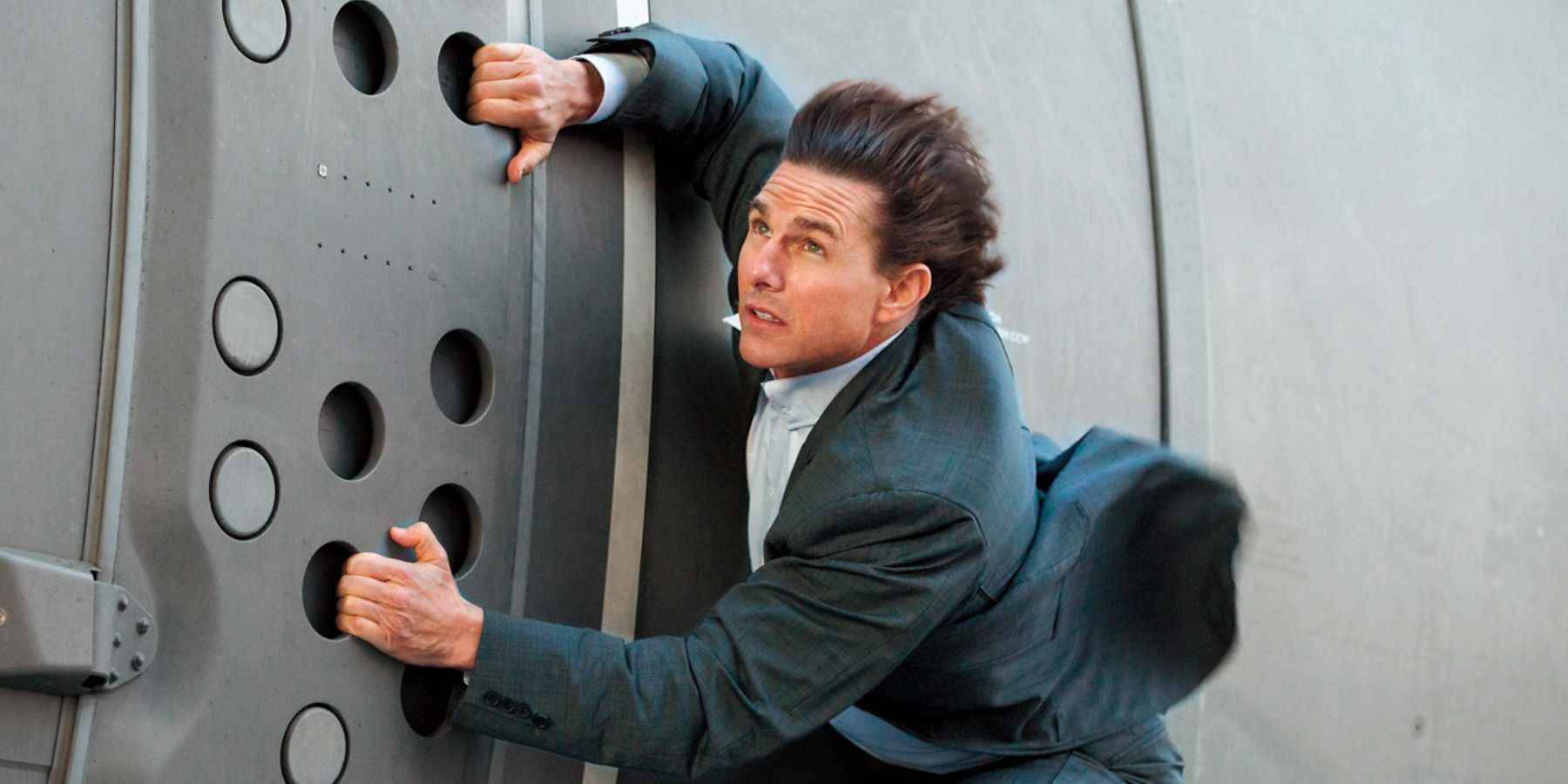 Ethan Hunt, Mission Impossible Fallout'ta bir uçağa tutunuyor 