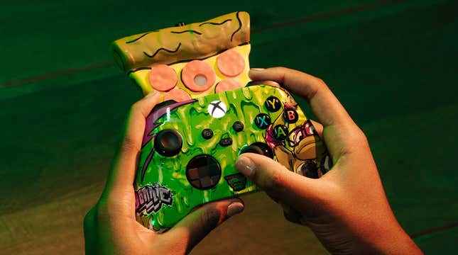 Büyük, pizza şekilli bir koku difüzörü ile birlikte gelen Donatello temalı Xbox denetleyicisi.