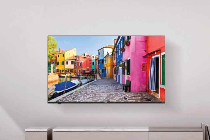 Duvarda asılı duran 50 inçlik Onn QLED 4K Roku TV.