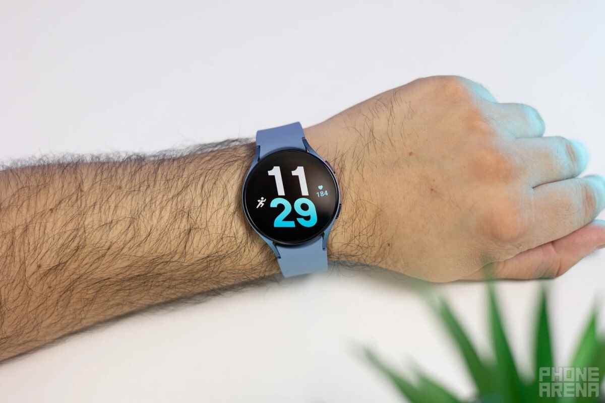 Galaxy Watch 5 (burada resmedilmiştir) şu anda alüminyumdan yapılmış en iyi akıllı saatlerden biridir.  - Google'ın yaklaşmakta olan Pixel Watch 2'si için bir büyük değişiklik ve bir küçük fitness yükseltmesi verildi