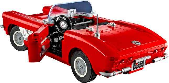 Sürücü tarafı kapısı açıkken Lego Icons 1961 Corvette modelinin arkadan görünüşü.