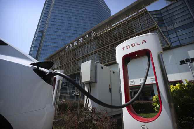 Pekin'de şarj olan bir Tesla arabası, Haziran 2023.