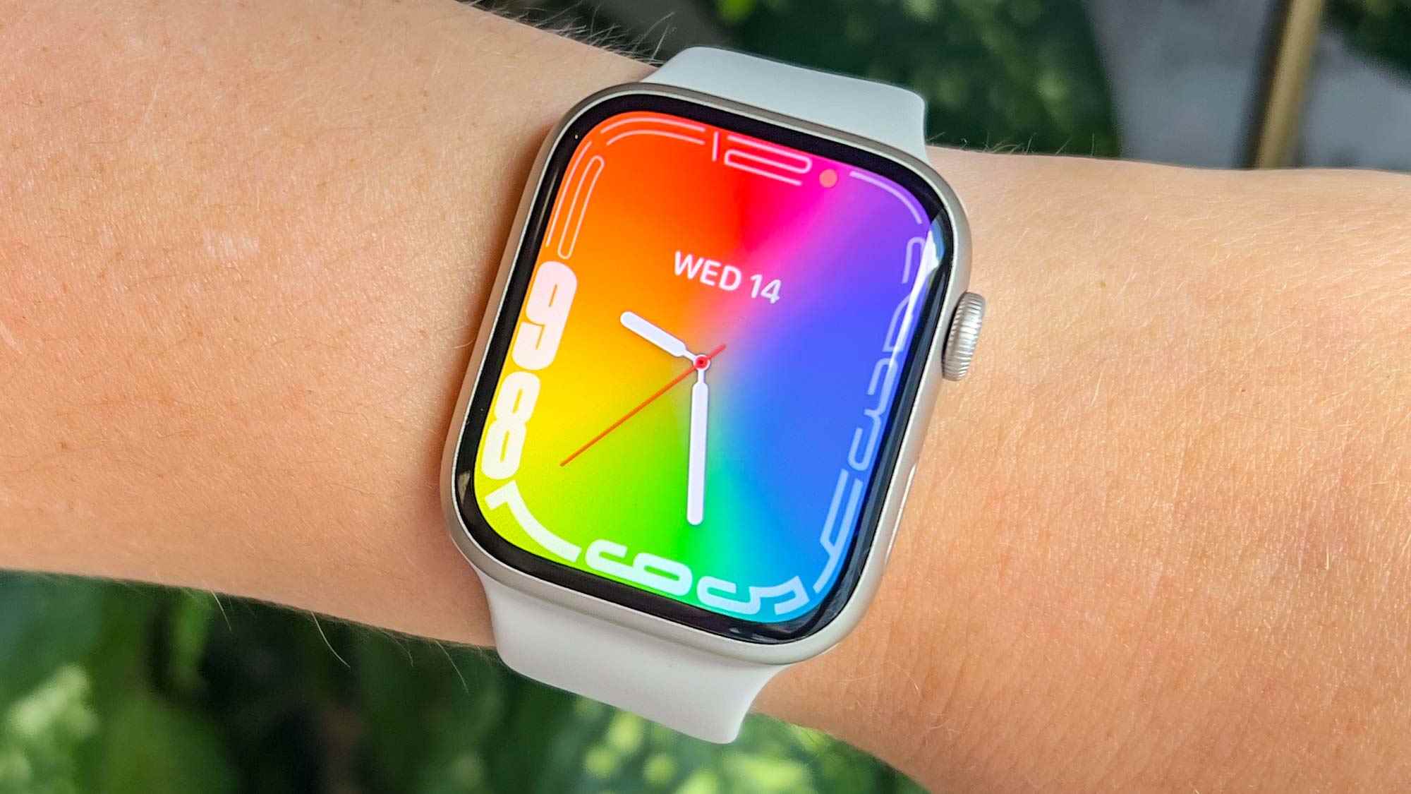 Renkli duvar kağıdıyla bilekte Apple Watch 8