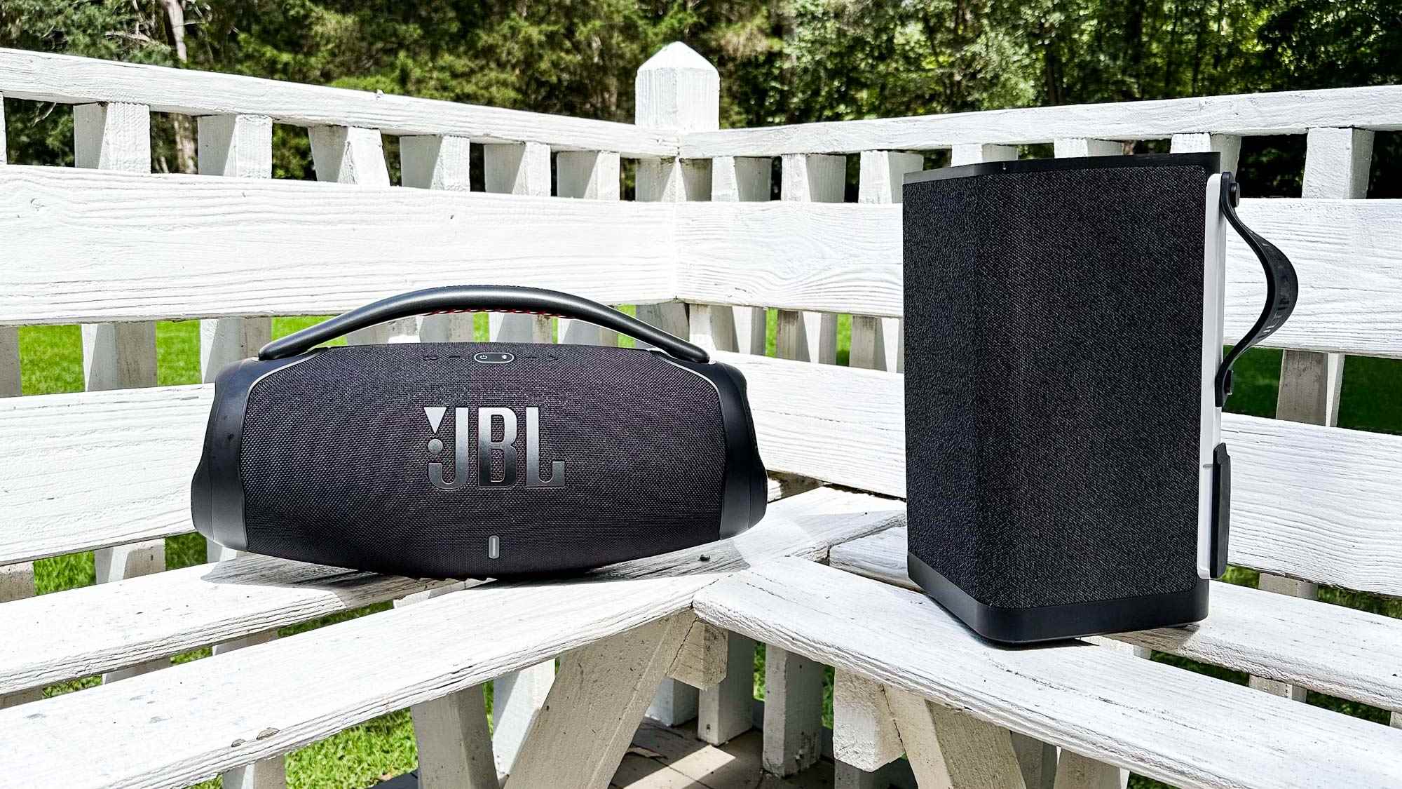 UE Hyperboom ile birlikte JBL Boombox 3