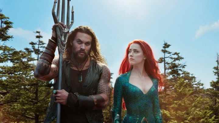 Aquaman'de Jason Momoa ve Amber Heard.