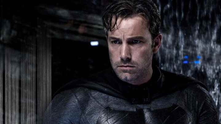 Batman v Superman: Dawn of Justice'da maskesiz bir Batman üzgün görünüyor.