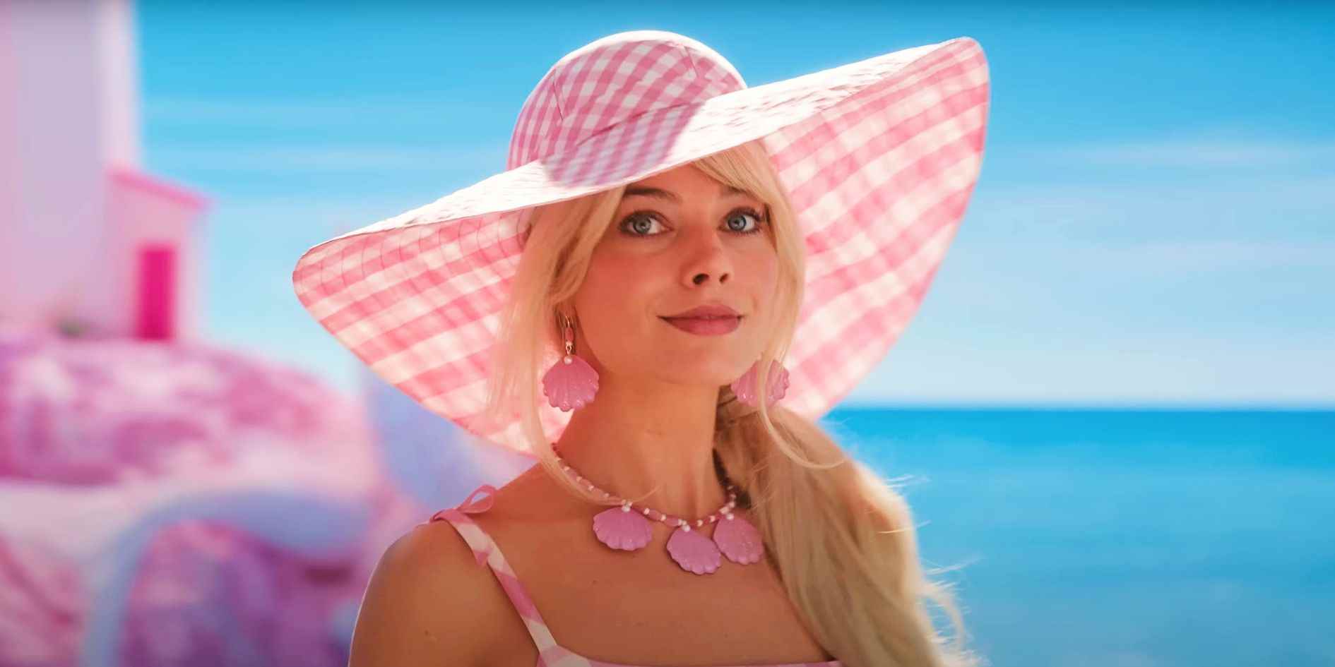 Barbie filminde okyanusun önünde Barbie rolünde Margot Robbie