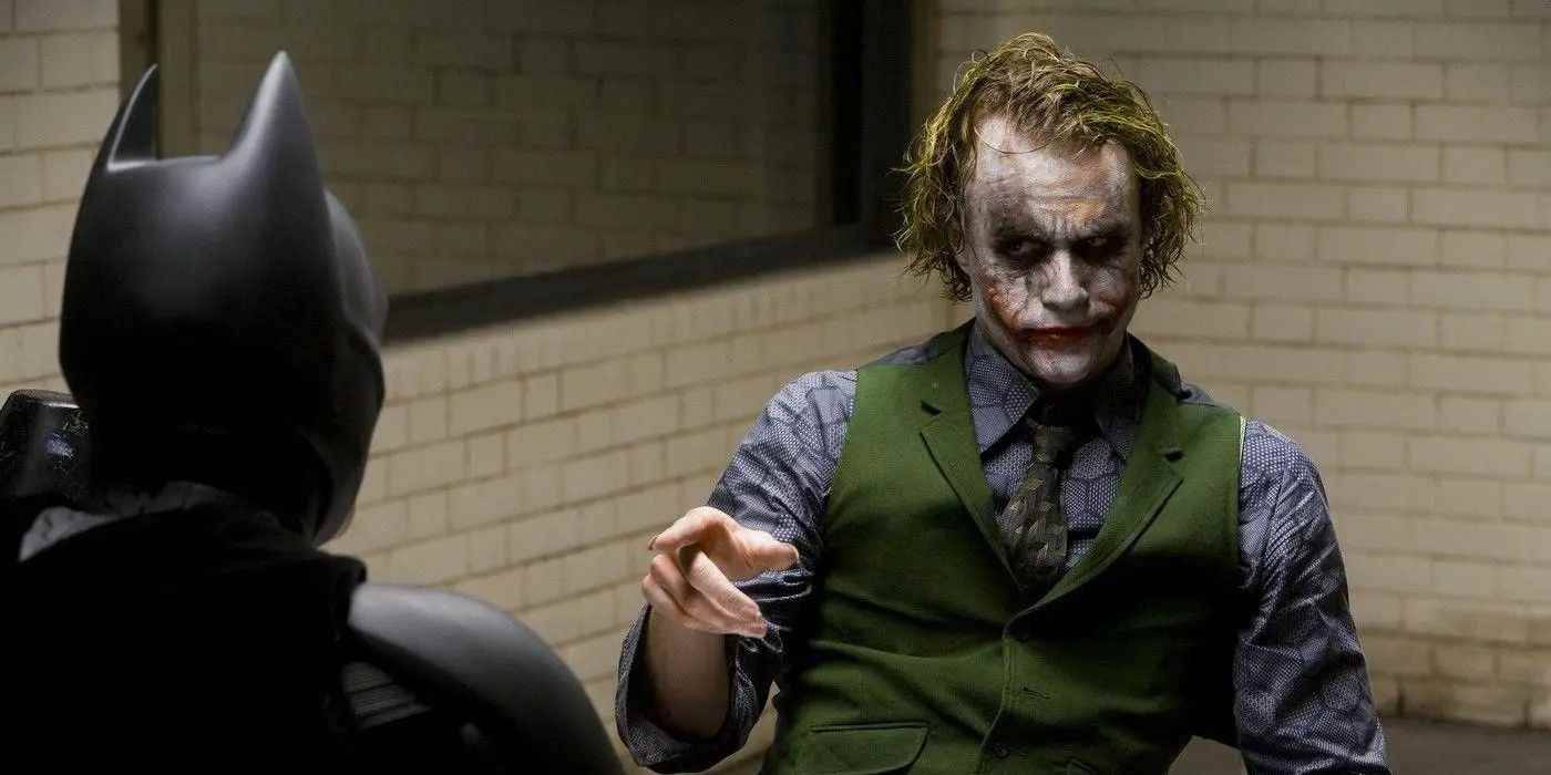 The Dark Knight'ta Christian Bale'in Batman'ini işaret eden Joker rolünde Heath Ledger