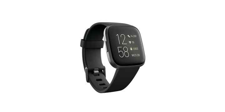 Beyaz bir arka planda Fitbit Versa 2.