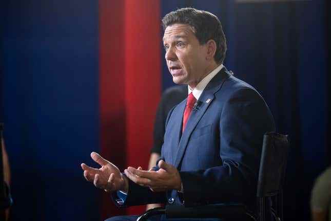 Cumhuriyetçi başkan adayı Ron DeSantis, 23 Ağustos 2023'te Milwaukee'deki Fiserv Forum'da 2024 seçim döngüsüne ilişkin ilk Cumhuriyetçi başkanlık tartışmasının ardından bir röportaj veriyor.